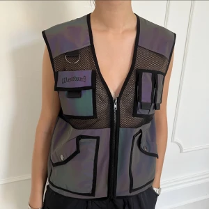Skateväst unisex  - Unisex holografisk väst från Wasted Paris. Personen på bilden är 175 cm. Storlek S. Endast provad mycket bra skick. Kan mötas i Sthlm eller frakta.