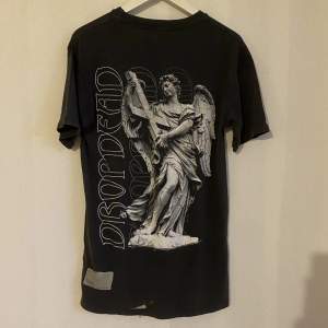 Drop Dead distressed angel T-shirt   Svart med ängel tryck på ryggen   Aldrig använd   Storlek herr xs 