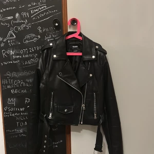 skinnjacka  - säljer min söta skinnjacka från pull&bear då den inte kommer till användning. den är ganska kort och är använd bra ett fåtal gånger❣️