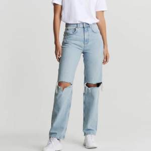 Säljer dessa snygga jeans ifrån Ginatricot. Köptes för 599kr och är ENDAST testade. Säljer pga fel storlek. Skriv för egna bilder🤍