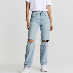 Jeans Ginatricot - Säljer dessa snygga jeans ifrån Ginatricot. Köptes för 599kr och är ENDAST testade. Säljer pga fel storlek. Skriv för egna bilder🤍