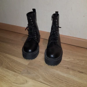 Svarta kängor - Svarta kängor från Pull&Bear. Storlek 36. Endast använda en gång. Köpt för 349 kr.