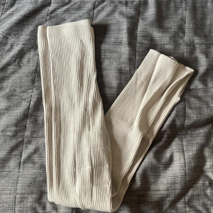 Split byxor - Gråa split byxor från hm