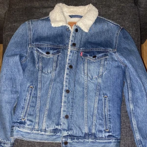 Levis Jeans Jacka - Säljer min helt nya jacka använd ett par gånger skick 10/10 pris kan diskuteras