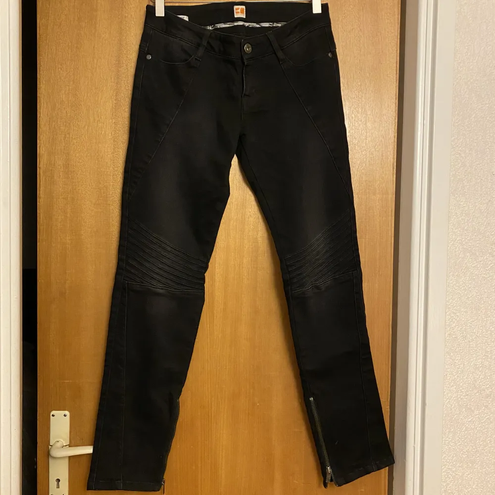 Grå/svarta jeans från BOSS Orange i storlek 27,32. Rak modell och låg midja. Nyskick.. Jeans & Byxor.