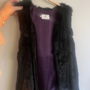 By Malina - Super fin päls väst från By Malina köptes för 2000, priset kan diskuteras. Liten i storlek 