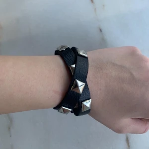 Valentino liknande armband - Sjukt snyggt armband. Skriv om ni vill ha någon speciell längd så fixar ja de💕  1.Köp för 229kr+14kr frakt  2. Köp för 189kr +14kr frakt  Eller köp båda för 329kr Gjort de skjälv