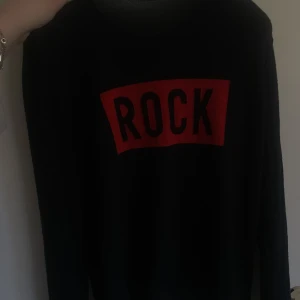 Zadig voltaire tröja - Tröjan är i bra skick den har dessvärre ett litet hål på framsidan vilket har lett till det låga priset. Jag köpte tröjan för 2500kr. Tröjan ser svart ut på bild men är mörkblå