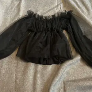 En svart felat tröja från Gina i storlek S med prislapp o allt på. Nypris-400kr