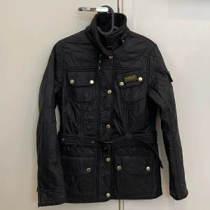 Jacka från Barbour  - Fodrad jacka från Barbour. Är som ny. Använd ett fåtal gånger.  Nypris ca 3500kr
