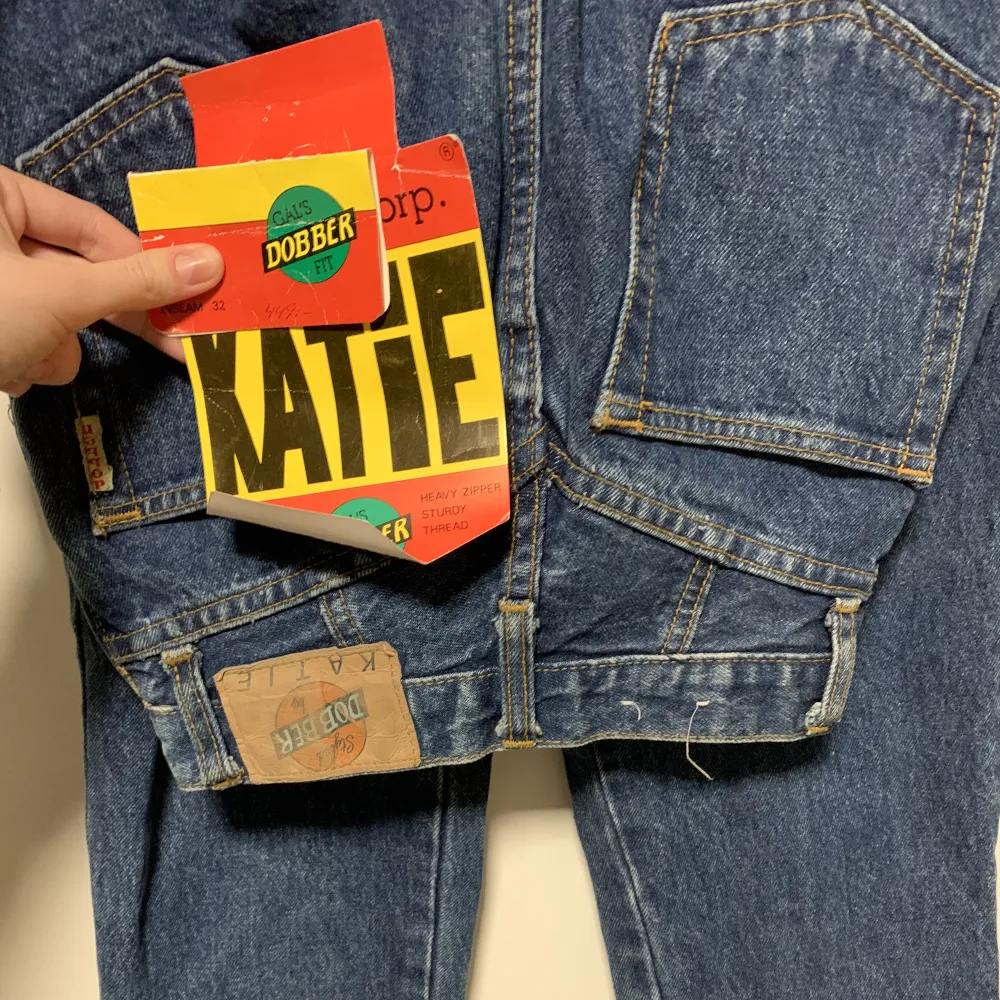 Ett par SUPER fina Dobber jeans i modellen KATIE. Jag har lappar kvar och endast använda ett par gånger. Säljer pga de inte används mycket och för att de är för små i midjan. Det står 28 i midja men skulle säga 24. Innersömen 32, de är långa för mig (162). Jeans & Byxor.
