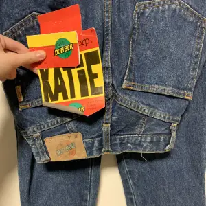 Ett par SUPER fina Dobber jeans i modellen KATIE. Jag har lappar kvar och endast använda ett par gånger. Säljer pga de inte används mycket och för att de är för små i midjan. Det står 28 i midja men skulle säga 24. Innersömen 32, de är långa för mig (162)