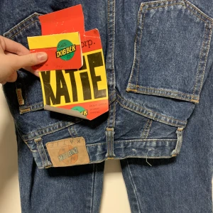 Äkta vintage Dobber jeans - Ett par SUPER fina Dobber jeans i modellen KATIE. Jag har lappar kvar och endast använda ett par gånger. Säljer pga de inte används mycket och för att de är för små i midjan. Det står 28 i midja men skulle säga 24. Innersömen 32, de är långa för mig (162)