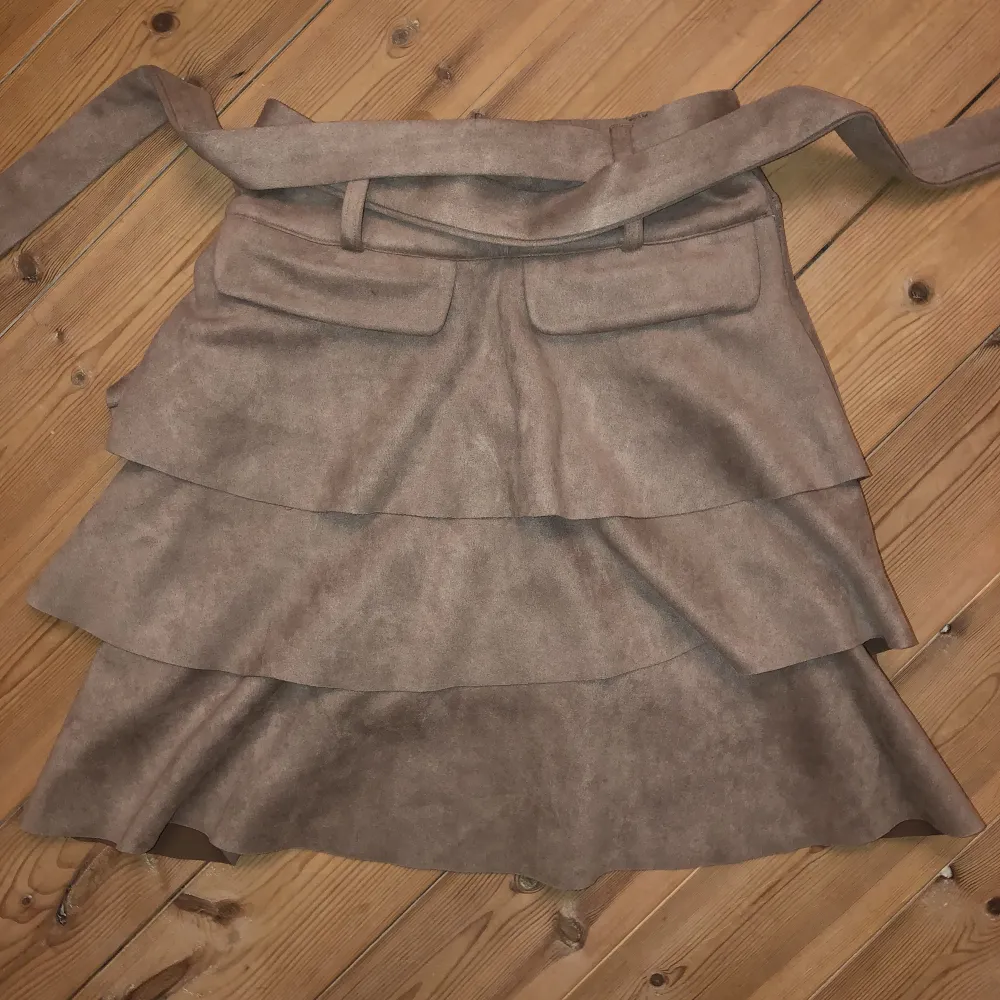 Super söt mocka kjol jag haft i garderoben länge men aldrig använt så den är i nyskick med lappen kvar!💞 den har bälte, 2 fickor och en lång dragkedja så man lätt får på sig den☺️ skulle säga att färgen är mer grå/rosa/lila i verkligheten😊. Kjolar.