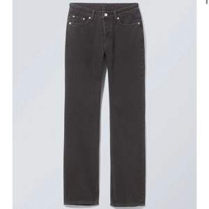 Säljer ett par svarta jeans ifrån Weekday i modellen Pin Mid Straight. Säljer pågrund av att de har tyvärr blivit för korta för mej. Köpte de för 590kr, säljer för 250kr💖💖