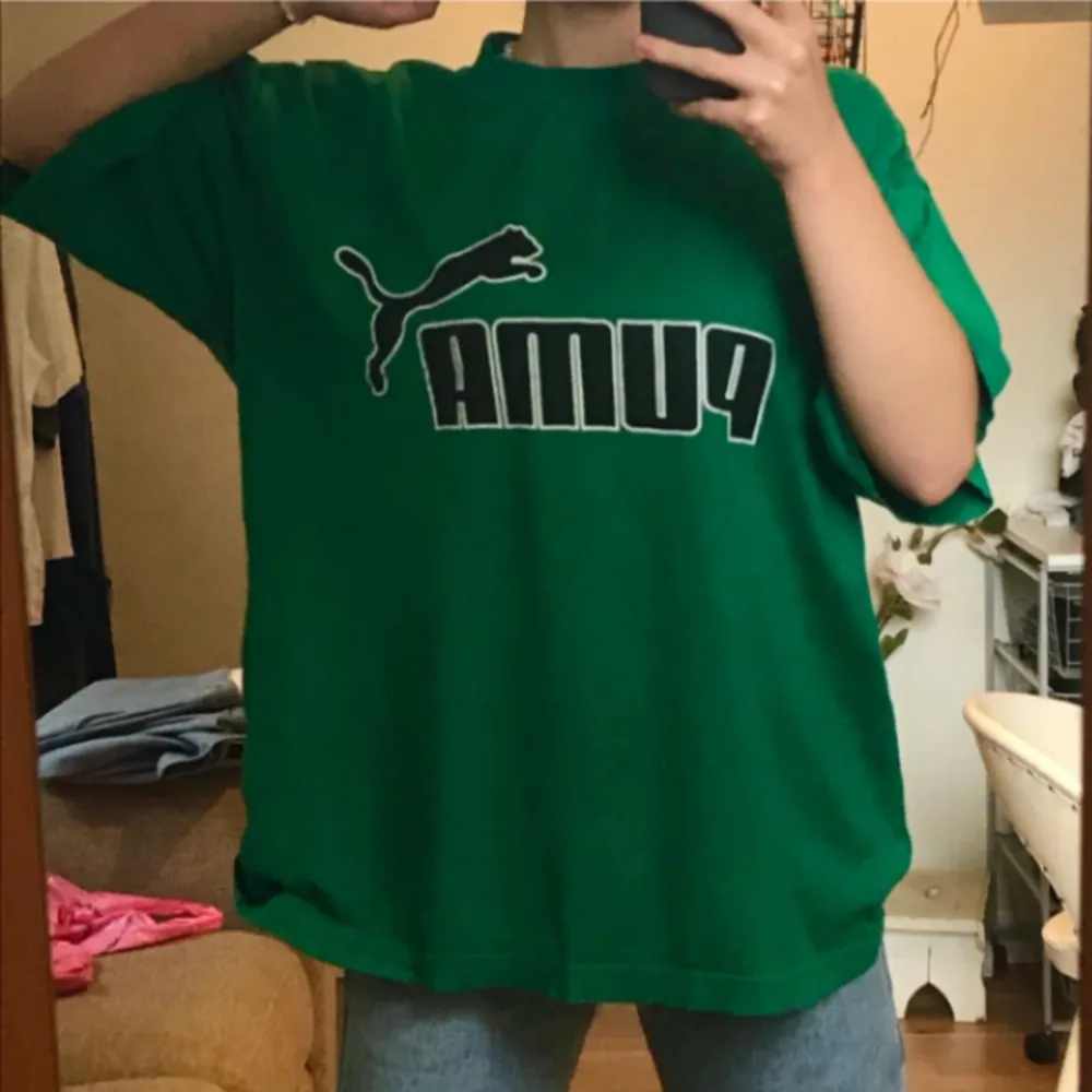 Grön puma t-shirt i storlek XL. Köpt på plick, knappt använd och bra skick. Köpt för 100kr. Säljer för 100kr + frakt (60). T-shirts.