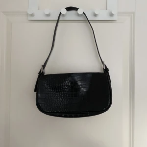 Väska - Svart väska i bra skick som går att använda till allt. Den är använd men har inga defekter.