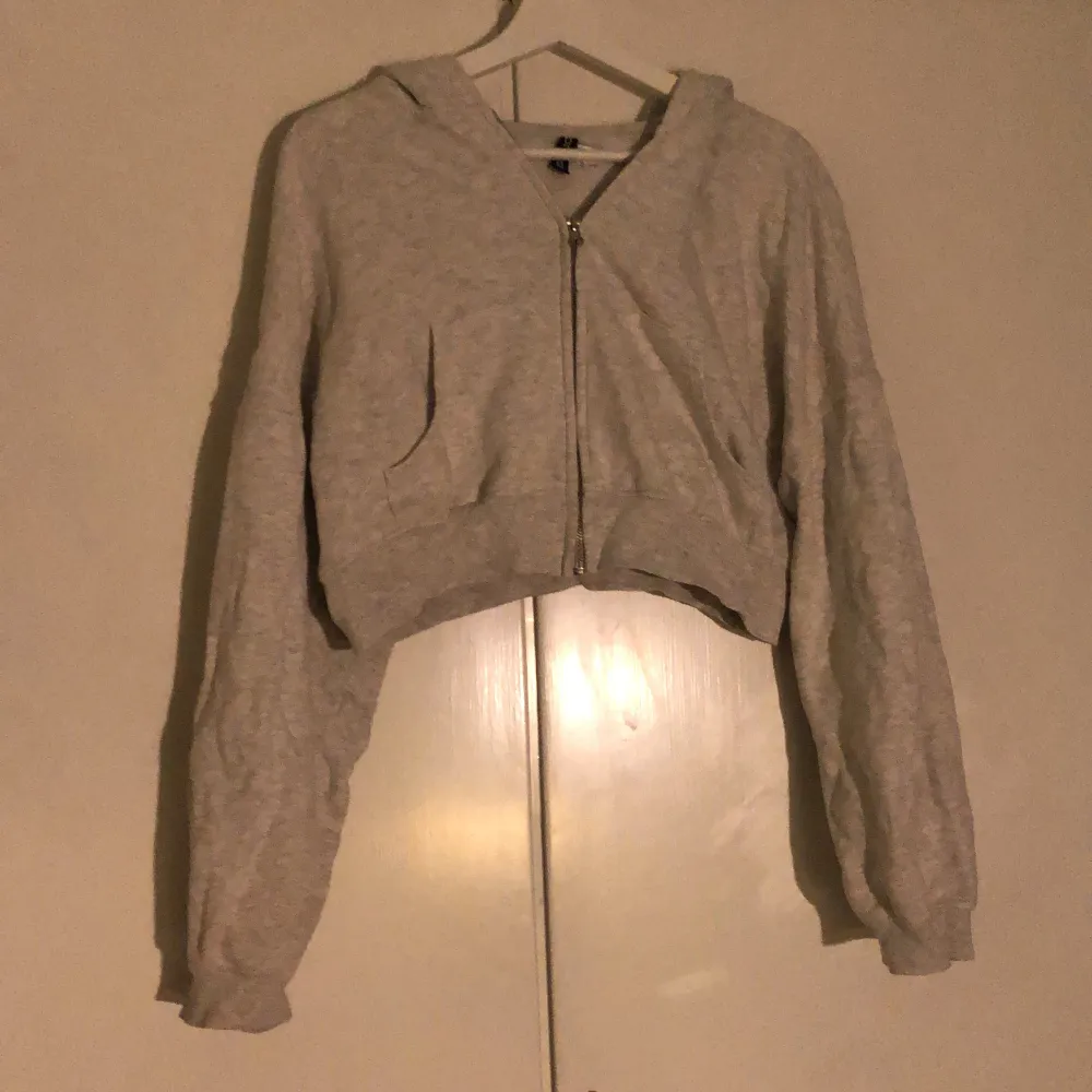 En fin zip-up hoodie från HM använder inte längre❤️ Köptes för 149kr. Hoodies.