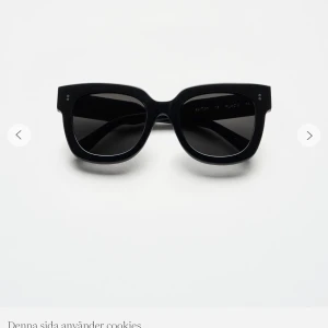 CHIMI SOLGLASÖGON 08 BLACK - Aldrig använda, var för stora för mitt ansikte. Men så snygga och lyxiga på. Kommer i original förpackningen med låda och ögonfodral. Nypris 1250, mitt pris 600