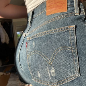 Levis Shorts - Ett par korta Levi’s shorts i storlek 26. De har en mörk wash och är fina till sommaren✨