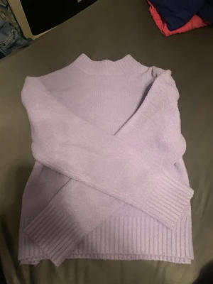 Stickad tröja från Bershka - Säljer nu min jättefina lila stickade tröja från beschka