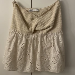 Topp zara - Super fin topp som jag verkligen älskar, jag har igentligen S i toppar men denna skulle jag säga passar allt mellan S-L🥰🥰
