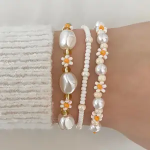 Handgjorda pärlarmband!!🧡Köp via Instagram: hn.smycken ,  swipa för att se priserna damn namnen. Armbanden är justerbara mha kedja och karbinhake, fri frakt inom hela Sverige🧡