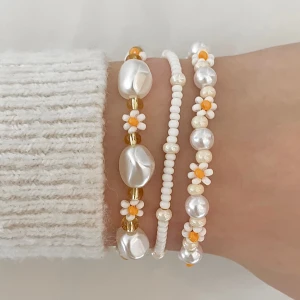 Anja, Elize & Sophie Armband  - Handgjorda pärlarmband!!🧡Köp via Instagram: hn.smycken ,  swipa för att se priserna damn namnen. Armbanden är justerbara mha kedja och karbinhake, fri frakt inom hela Sverige🧡