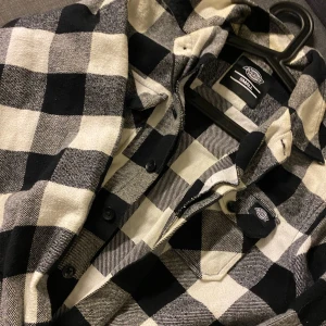 Flanellskjorta/tröja dickies - En skjorta/tröja i flanell från märket Dickies, Använd 2 gånger så den är felfri och i superbra skick💕