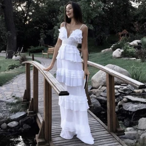 Balklänning  - Helt ny balklänning som tyvärr var för liten. Den är beställt ifrån True decadence. Köpt för ca 3500 inklusive tull osv men säljer för 950. Den är i st 46 men sitter mer som en 38 alltså en storlek :S /38