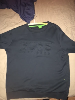 Hugo boss sweatshirt medium - Hugo boss tröja använd fåtal gånger som i nyskick. Ny pris ligger på 1500kr 