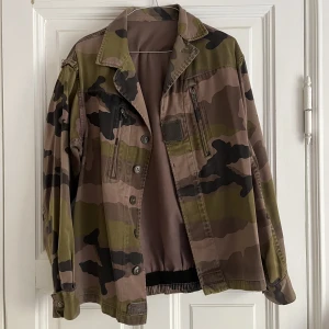 Quatre Filles militärjacka  - Säljer min supersnygga militärjacka från Quatre Filles då den tyvärr inte längre kommer till användning. Jackan har inga som helst defekter utöver de slitage som fanns där vid inköp då det är en upcycled äkta militärjacka! Nypris 2 500 SEK💞Bild 3 är lånad