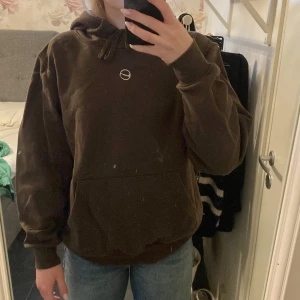 Hoodie - Brun hoodie från Nike i strl S! Använd men är i fint skick!