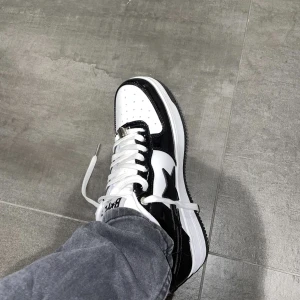 BAPEsta - Säljer mina svarta BAPEstas i storlek 45. I perfekt skick, kom aldrig till användning. Har låda, påse och BAPE korten. Priset är diskuterbart