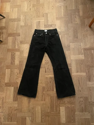 Weekday time loose jeans - Supersnygga weekday jeans som är slutsålda i den här färgen som heter ink black. passform finns på deras hemsida på produkten. W27. Bra skick men använda ett par gånger. Köp snälla jag kan diskutera priset