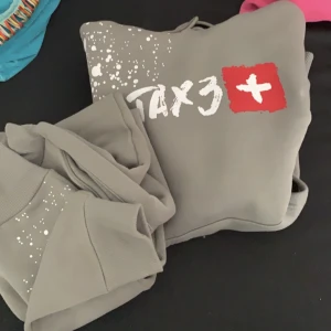 TAX3 Tracksuit - En helt ny oanvänd tax3 tracksuit med prislappen kvar. Köpt på deras hemsida för ca 2000kr och säljer för endast 1400kr. Storlek S men skulle säga XS också. Passar både killar och tjejer