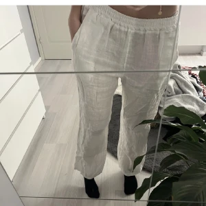 Vita Linnebyxor från Chelsea - Säljer vidare ett par vita linnebyxor från Chelsea som jag köpte på Plick men tyvärr passade de inte mig 🤍 skicket är som nytt! Skriv priv för mer bilder eller prisförslag 🥰