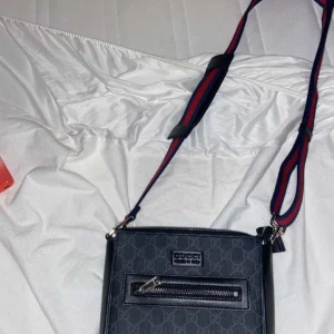 Gucci väska - Hej! Jag säljer min Gucci väska den är äkta. Inte använd så mycket mitt pris vid snabb affär är 3000 vid intresse bilder eller frågor hör av er 