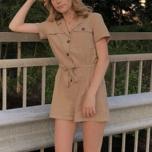 Playsuit - Säljer denna playsuit som är använd cirka 3 gånger, alltså i mycket fint skick. Den kommer tyvärr inte till användning 💕