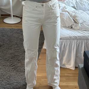 Jättefina vita jeans som tyvärr inte kommer till användning längre 💕 Dom är nytvättade och därför lite skrynkliga på bilderna. Jag är 167/168cm lång för referens. Dom har två svaga fläckar (se bild 3) 💛Fraktkostnaden ingår inte 📦 Säljs till bäst bud.