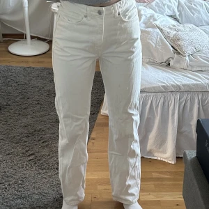 vita jeans  - Jättefina vita jeans som tyvärr inte kommer till användning längre 💕 Dom är nytvättade och därför lite skrynkliga på bilderna. Jag är 167/168cm lång för referens. Dom har två svaga fläckar (se bild 3) 💛Fraktkostnaden ingår inte 📦 Säljs till bäst bud.