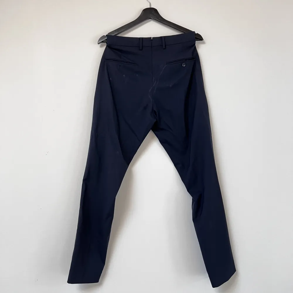 Ett par blåa kostymbyxor av märket J.Lindeberg i storlek 30/32. Bra skick. Jeans & Byxor.