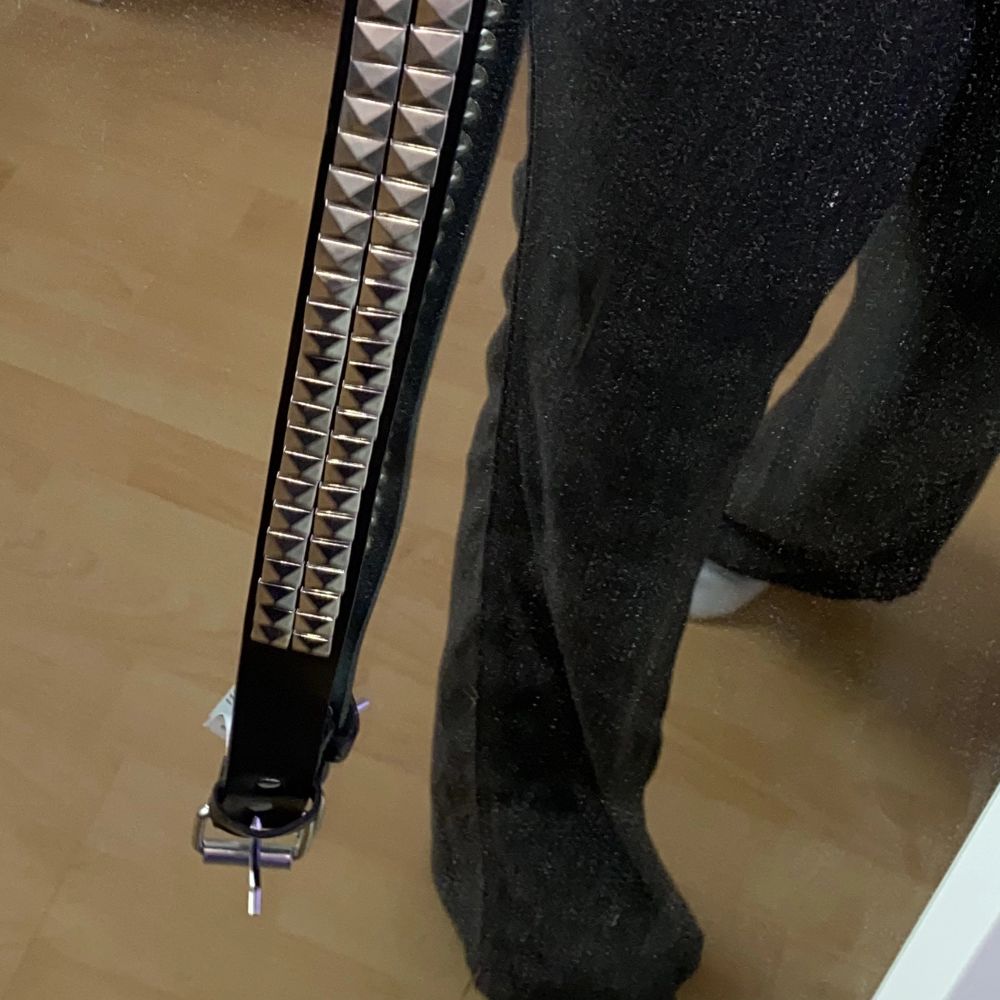 Svart Skärp med nitar - Kappahl | Plick Second Hand