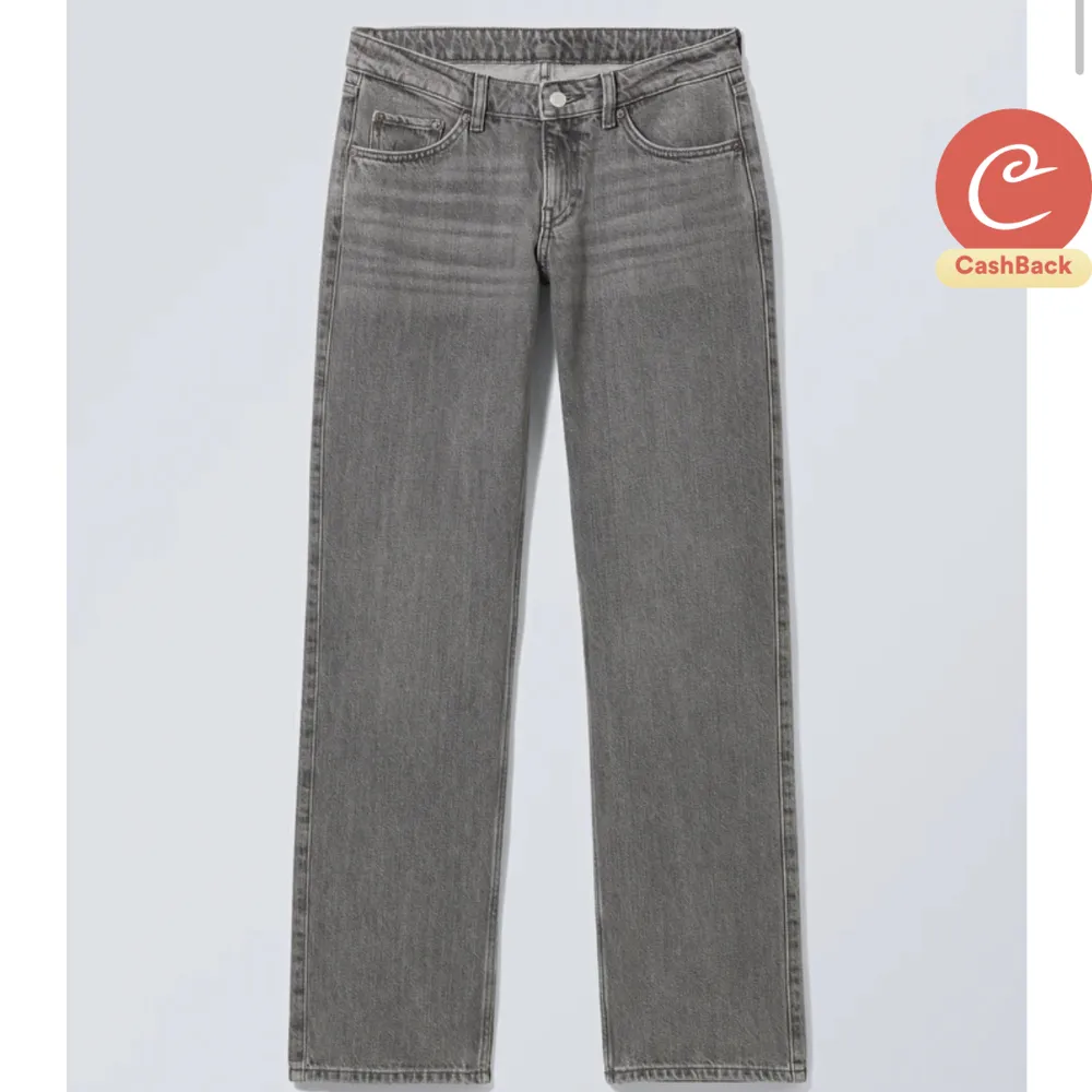 Populära jeans ifrån Weekday! Helt slutsålda. Jeansen är i färgen Comet Grey. Använda ett fåtal gången💕privat för egna bilder. Jeans & Byxor.