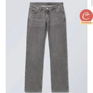 Populära jeans ifrån Weekday! Helt slutsålda. Jeansen är i färgen Comet Grey. Använda ett fåtal gången💕privat för egna bilder