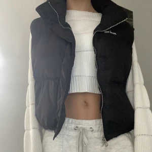 Väst  - Super snygg väst som en kmr till användning, storlek xl men passar mig som bäd xs/s