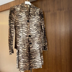 Tvådelad dress - Topp och kjol i tigermönster, tunnare material 