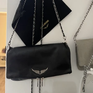 Zadig väska  - långa bandet ingår också Fint skick. Säljer då den ej används. Den större storlek , man får plats med mycket i den! Den är äkta