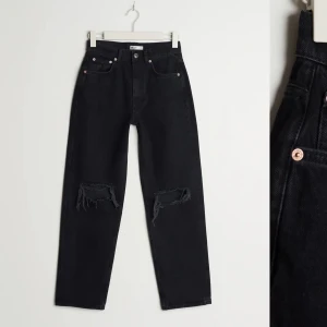 90s petite jeans - Säljer dessa jeansen då de inte riktigt är min stil längre😊 Typ aldrig använda! Står på hemsidan att de är high waisted men skulle mer säga att de är mid-waisted💛 Nypris: 599kr💛