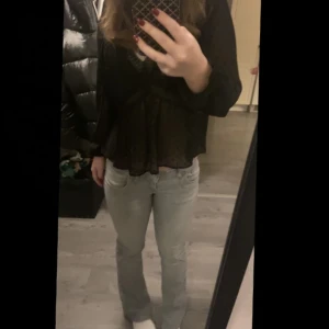 Ltb Valerie Jeans  - Säljer mina gråa, väldigt populära Ltb jeans som jag köpte från en annan tjej här på Plick. Tyvärr så var dom för stora och åkte ner så därför säljer jag dom💗 ‼️har på mig  mindre storlek på bilden ‼️